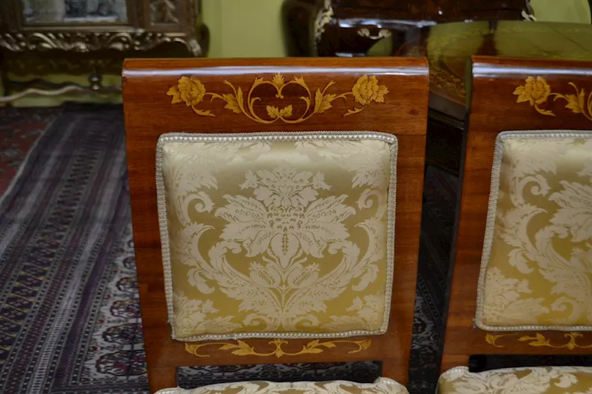 Sei sedie-poltrone stile olandese in tessuto damascato, color oro - Foto 3