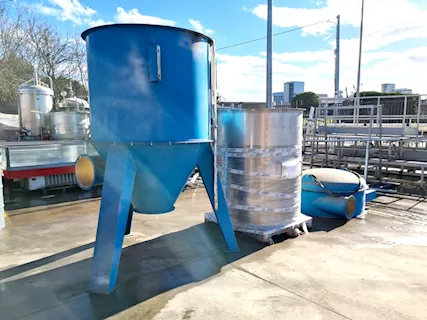 Serbatoio di aspirazione ciclonica per polveri usato