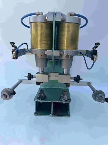 Occhiellatrice pneumatica a 2 teste