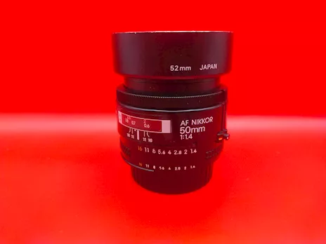 Obiettivo Nikon 50 mm 1.4 con paraluce e tappo