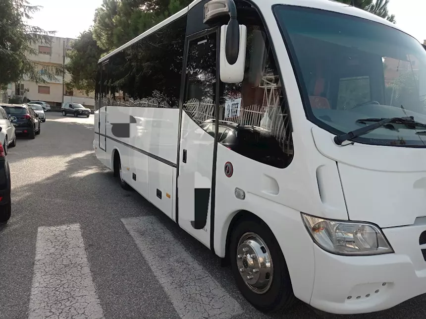 Foto 9BELUGA Mercedes.27 posti - Euro 4 Anno 2007 Km 650000