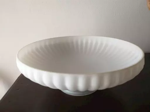 Meravigliosa coppa in vetro lattimo a conchiglia, di disegno