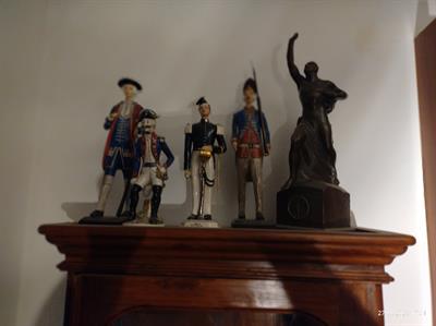 Quattro soldatini: due in legno e due in ceramica