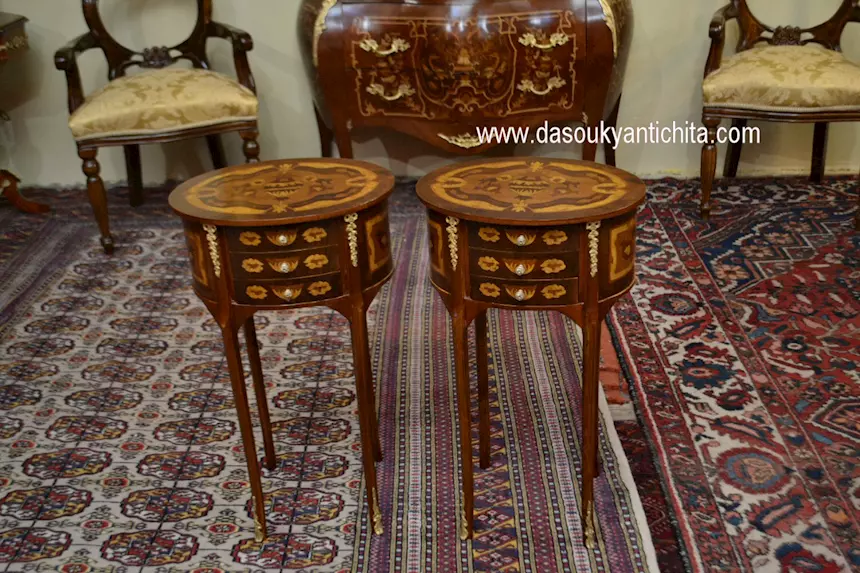 Coppia di tavolini-comodini ovali intarsiati stile Luigi XV - Foto 1