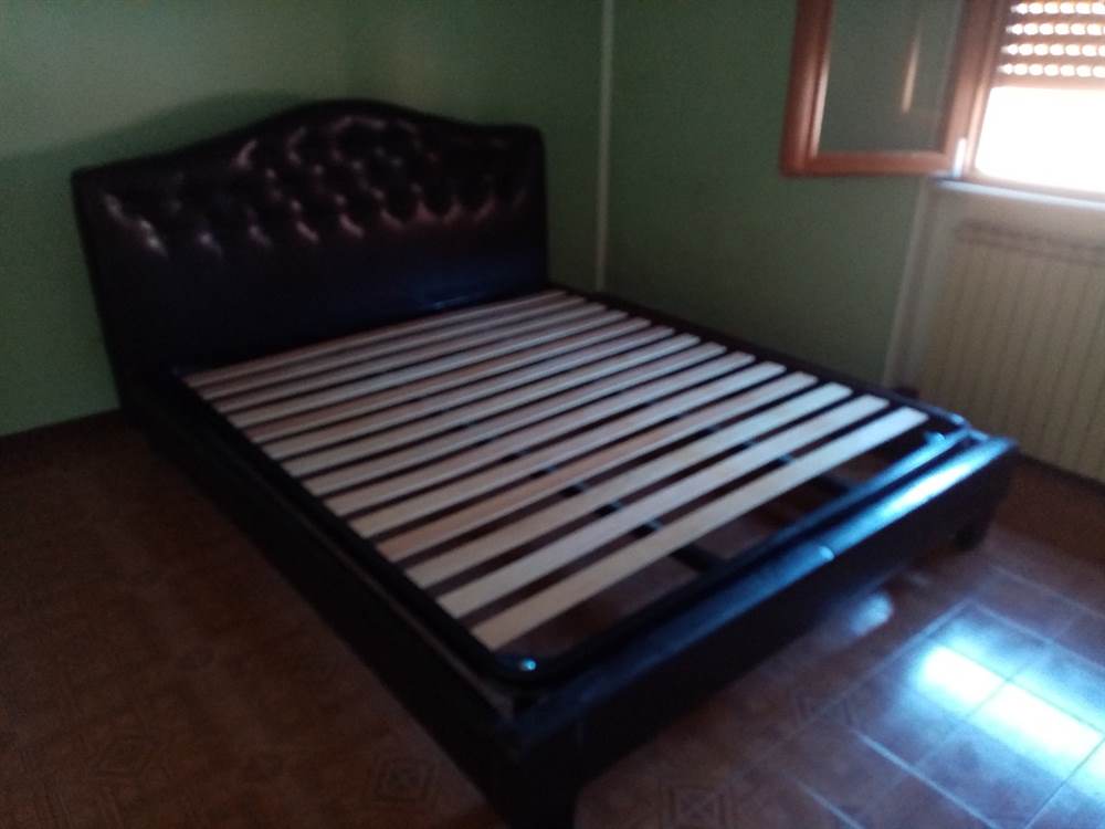 Letto in pelle nera con rete a doghe, in legno - Foto 2