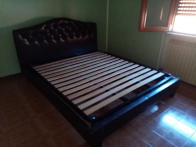 Letto in pelle nera con rete a doghe, in legno - Anteprima 2