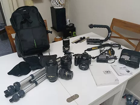 Nikon D90 con 4 obiettivi e accessori vari