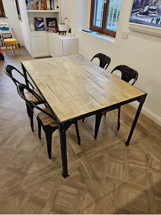 Tavolo e sedie Maison du Monde in acciaio e mango