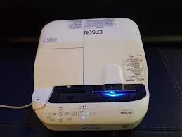 Proiettore Epson ottica ultra corta short throw