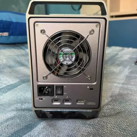 box esterno Akitio QuadX