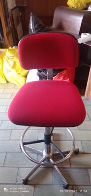 Sedie -sedia in tessuto rosso in buono