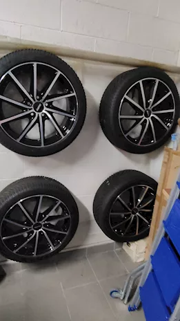 Cerchi lega Alutec 18 + gomme invernali Kleber HP3