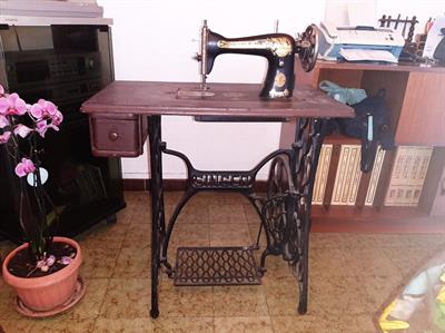 Macchina da cucire SINGER a pedale anno 1927