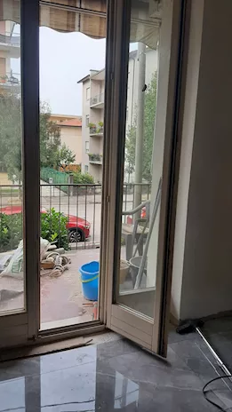 4 porte finestre e 4 finestre della