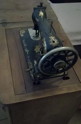 Macchina da cucire anno 1950 impellicciata noce