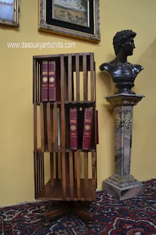 Libreria girevole a tre ripiani stile inglese