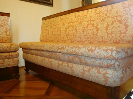 Coppia sedute-divani d'epoca per salone-atrio