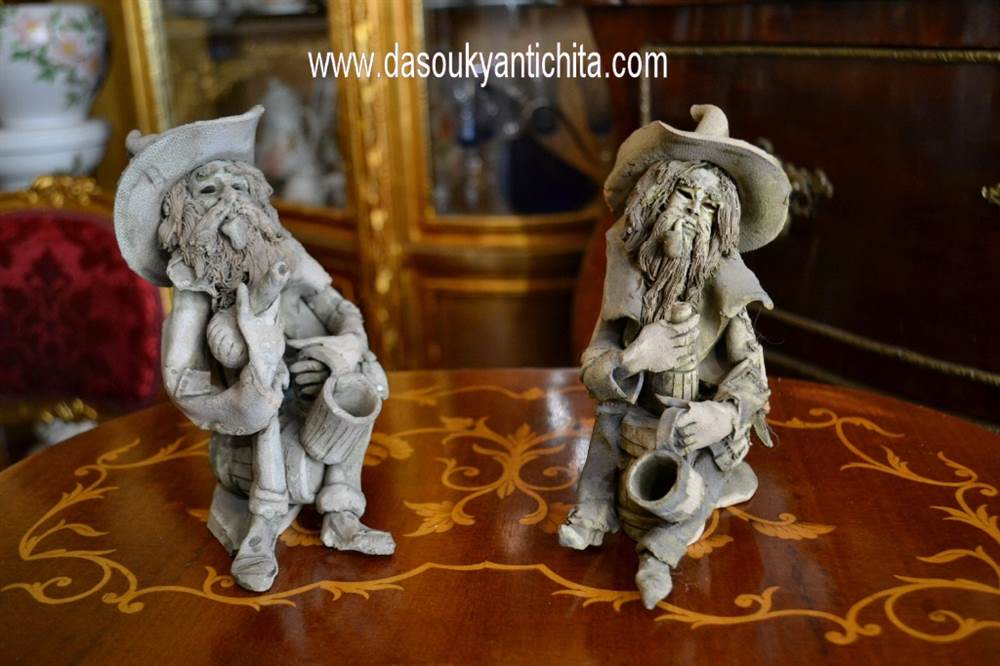 Coppia statuine anziani in terracotta firmate Caruso, in buone condizioni