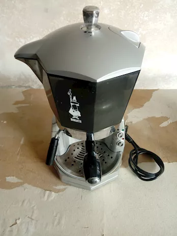 Mokona Bialetti per pezzi di ricambio, non esce acqua e contenitore rotto