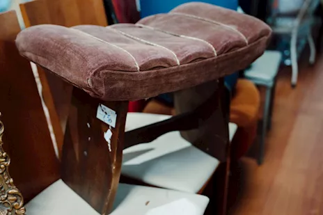 Sgabello in Legno Anni ’40 Fatto a Mano con Piano Imbottito