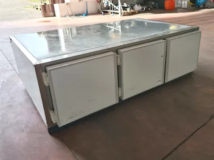 Sottotavolo frigo a tre ante usato