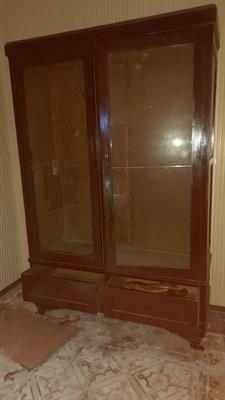 Vetrina in legno verniciato (da restaurare