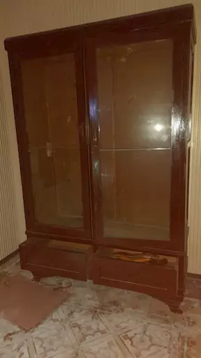 Vetrina in legno verniciato (da restaurare