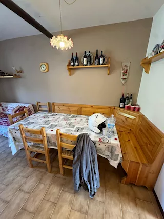 Tavolo in legno massiccio con panca ad angolo e sedie