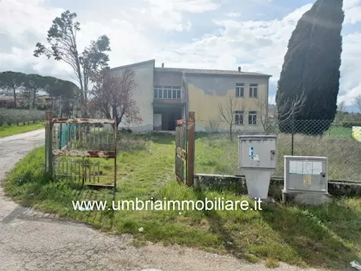Fabbricato tra Cannara ed Assisi