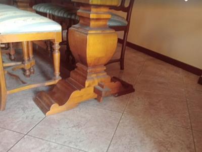 Tavolo in legno massiccio