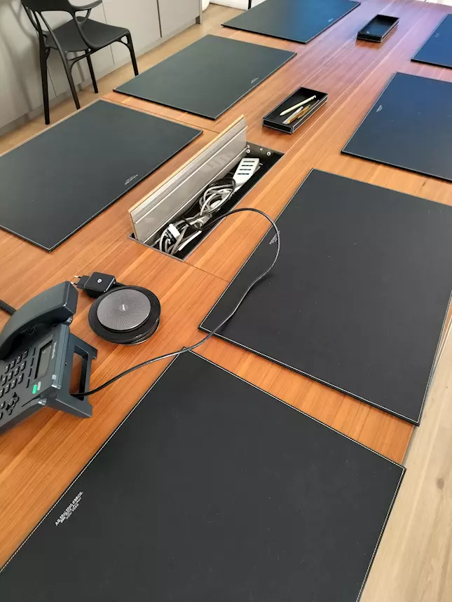 Tavolo Design per sala riunioni, in legno