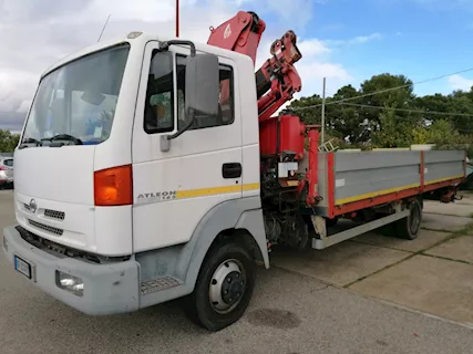 Camion Nissan con gru Ferrari
