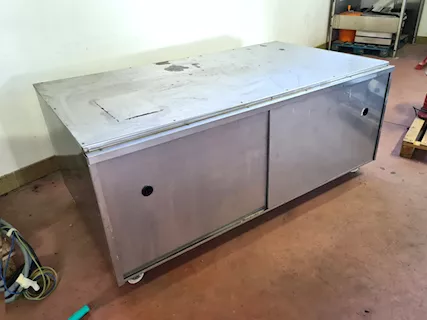 Tavolo armadiato inox con base forata usato