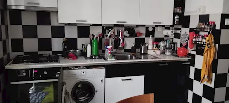Cucina completa di tutti gli elettrodomestici perfettamente