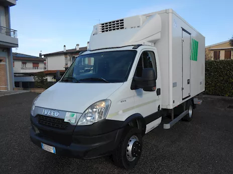 Iveco Daily 60C15 isotermico con sponda caricatrice