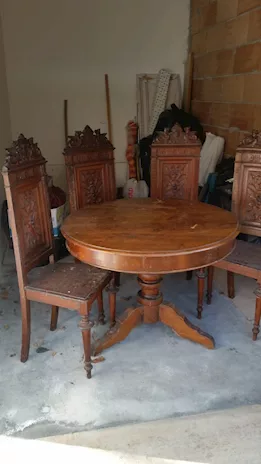 Tavolo e sedie in legno di noce