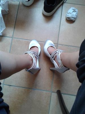 Scarpe e abito elegante