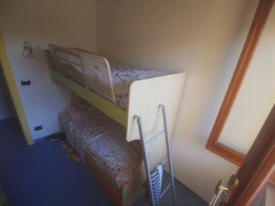 Armadio a 4 ante, letto a castello, letto matrimoniale