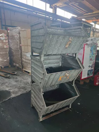 Contenitori a bocca di lupo in ferro