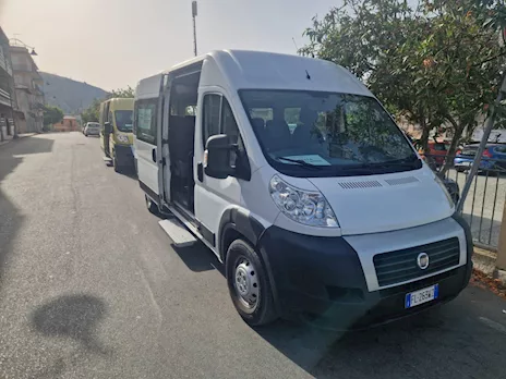 In blocco 2 minibus o scambio con bus 53 posti
