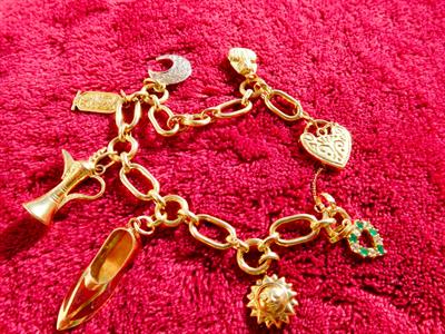 Braccialetto in oro giallo 18K con 7 charms in oro