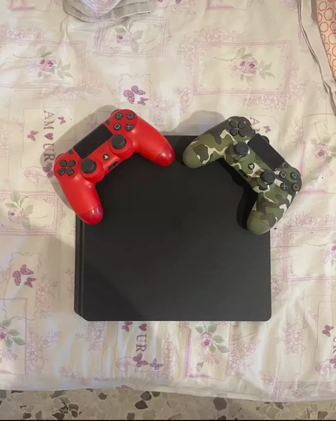 Playstation 4 slim