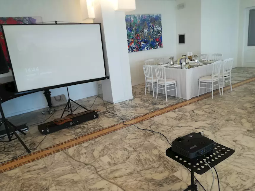 Noleggio Videoproettore e Telo 2 mt x 2 mt