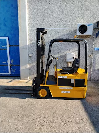CARRELLO ELEVATORE MULETTO CATERPILLAR CAT F30